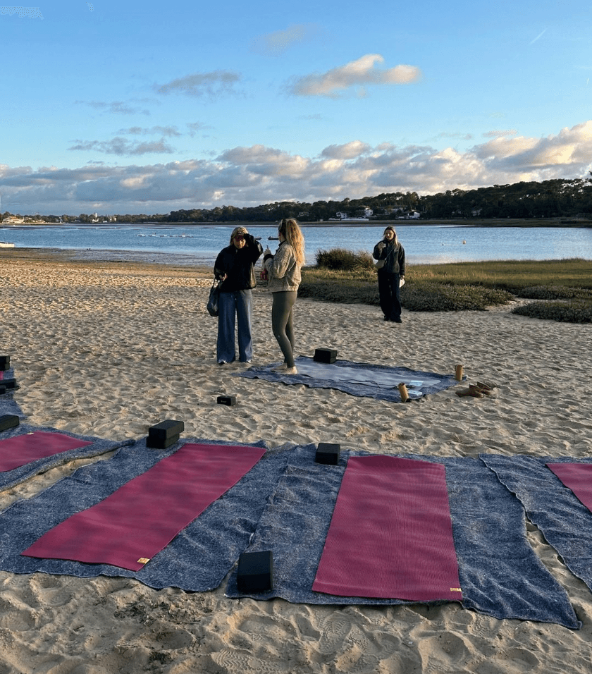 camper van avec des planches de surf