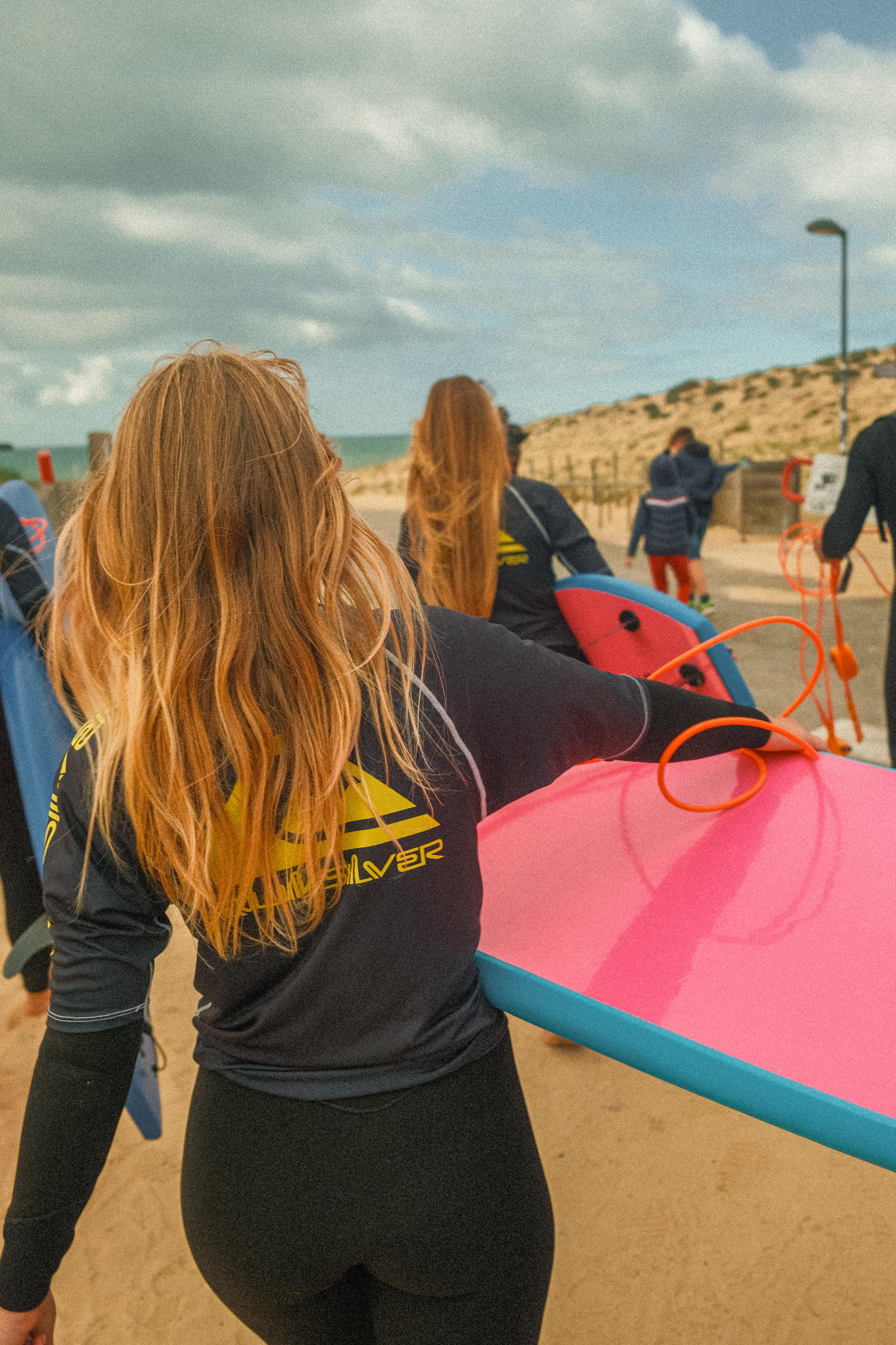 moniteur de surf et son groupe