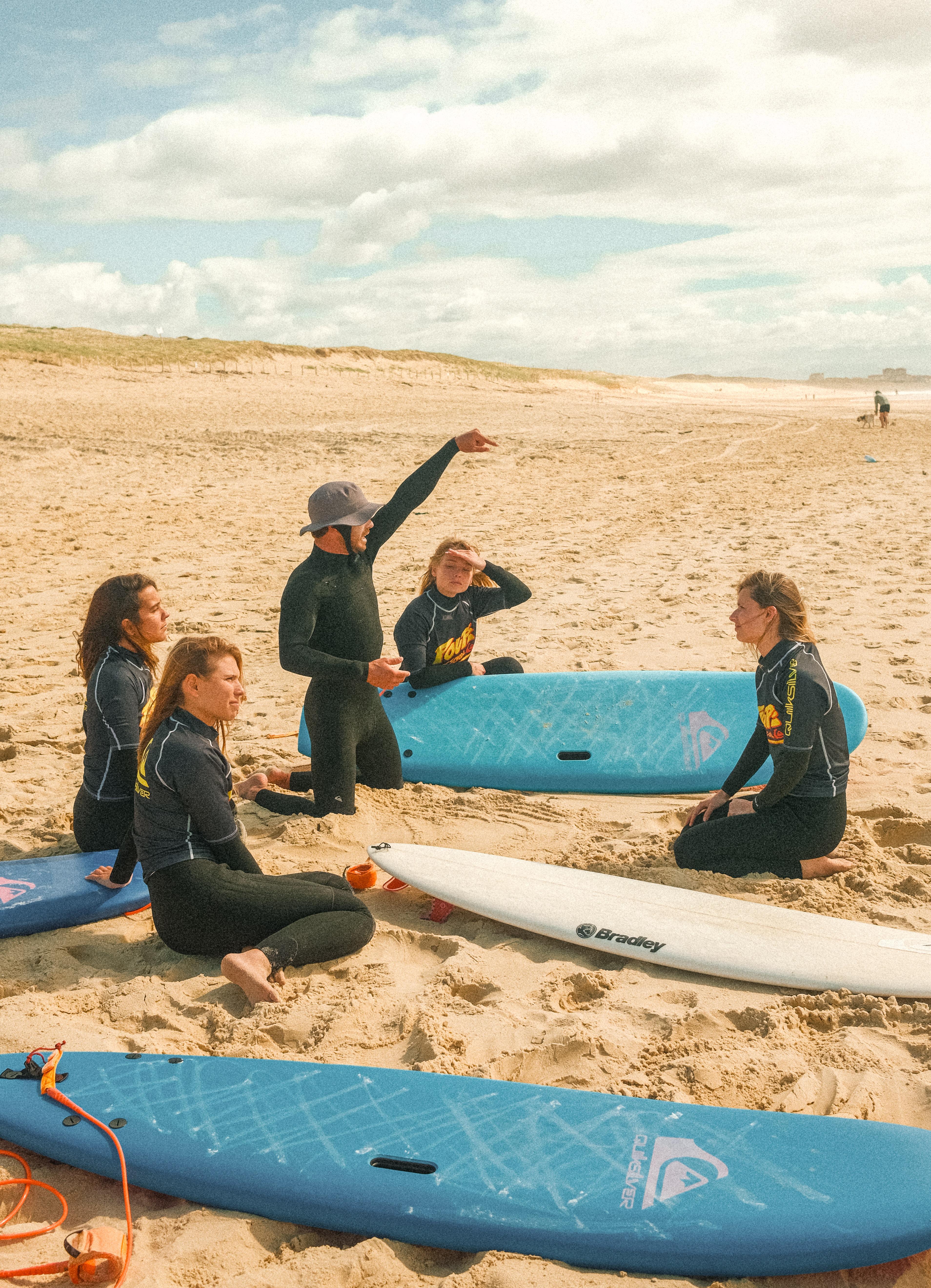 paysage basque avec planches de surf